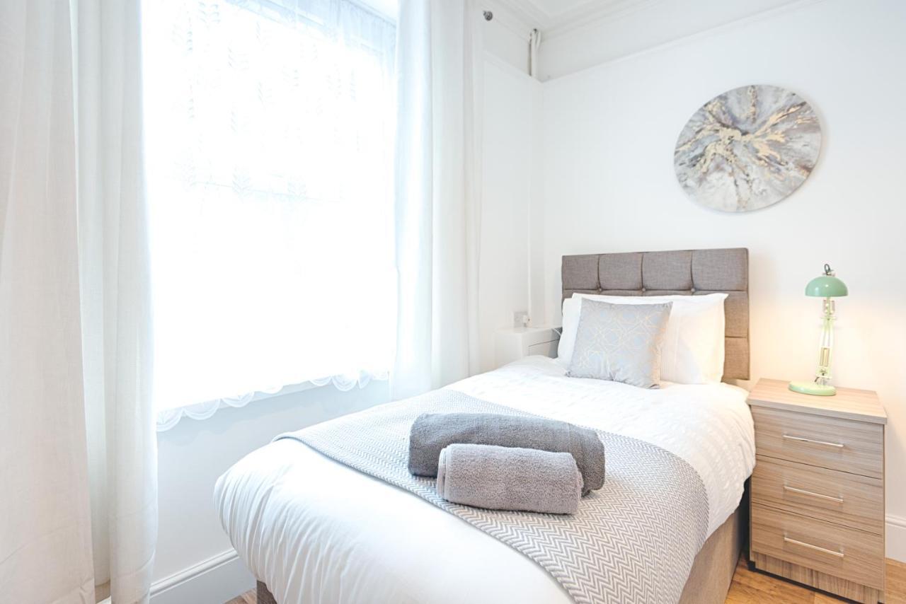 Large Green Garden, 4 Bedrooms, Sleeps 8 Swansea Exteriör bild