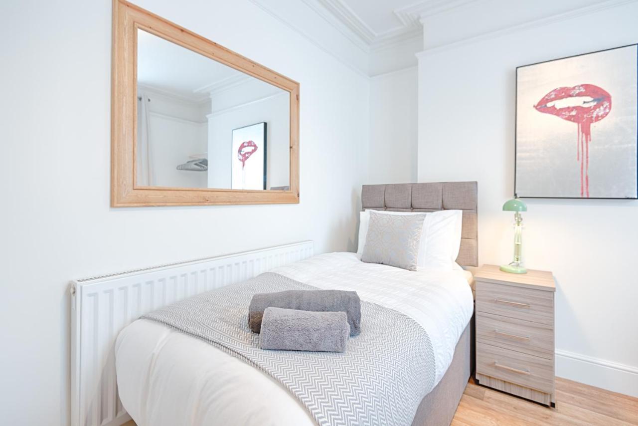 Large Green Garden, 4 Bedrooms, Sleeps 8 Swansea Exteriör bild